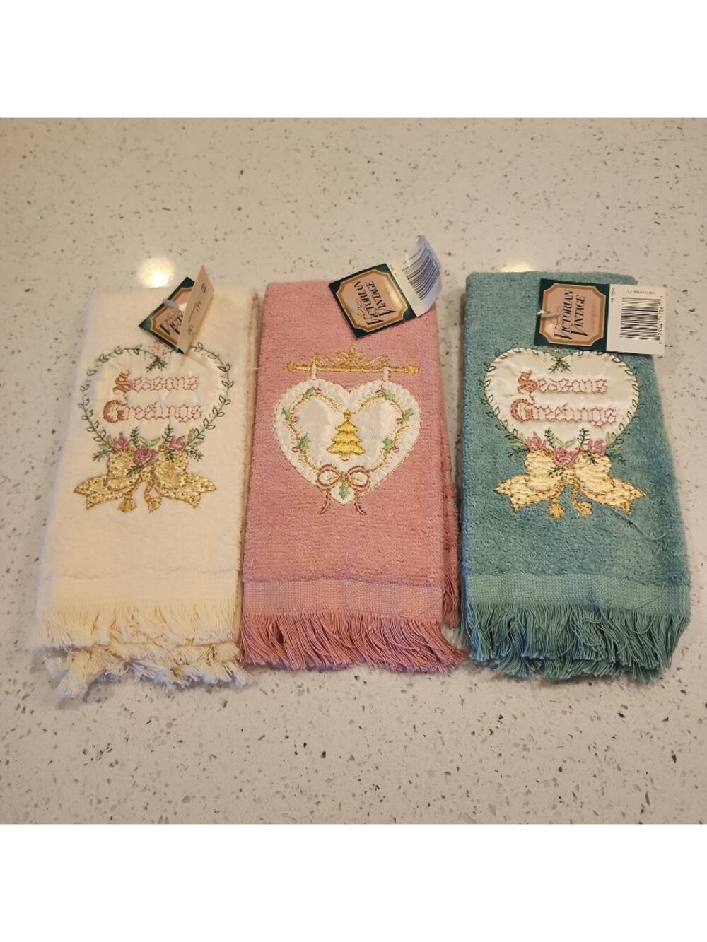 NWT Cannon Victorian Vintage Fingertip Towel Set Of 3 Christmas Seasons Greeting